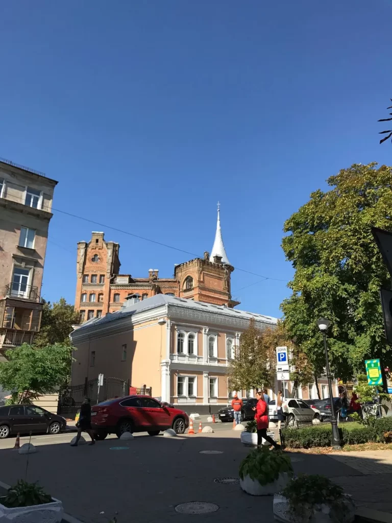 С этой же площади видно "дом с чертями", что мы уже показывали.