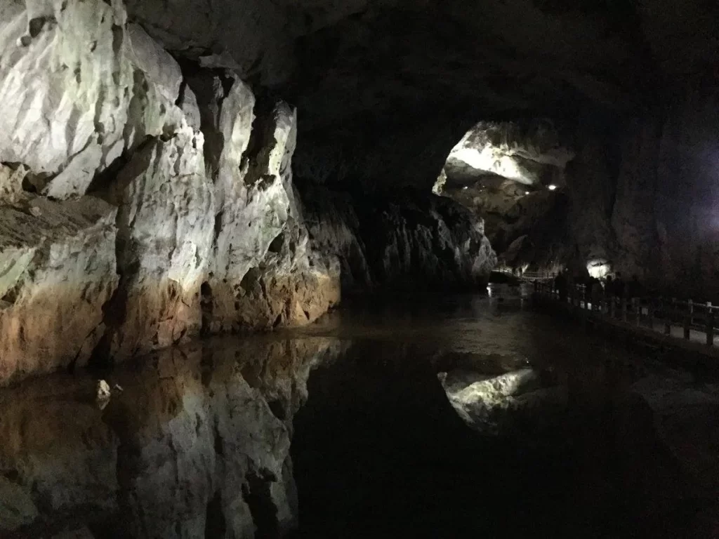 Пещера поистине громадная / The cave is enormous!