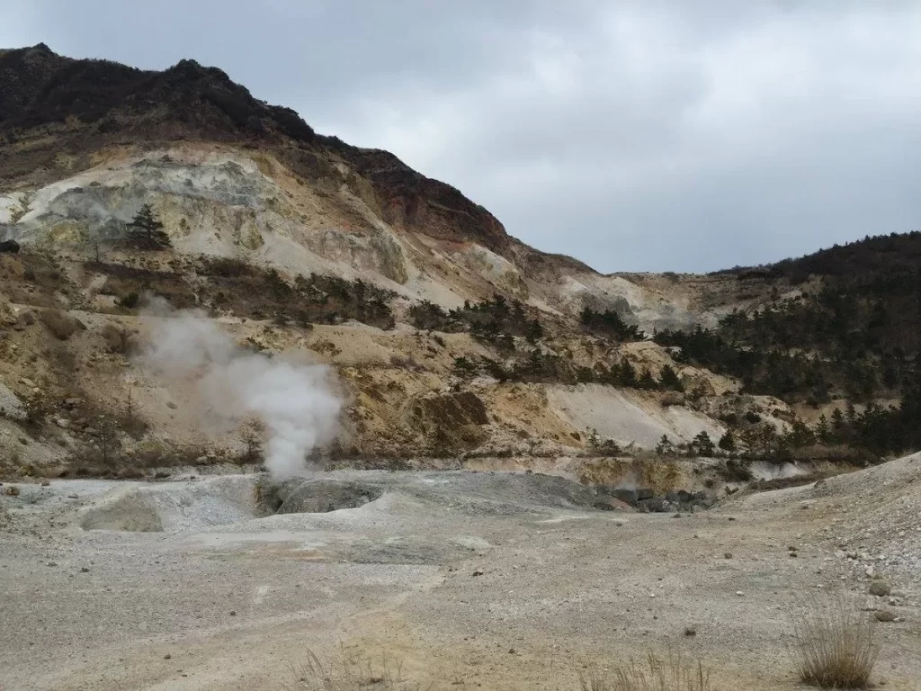 В горах, сернистые источники / lots of sulphur, and it even started snowing