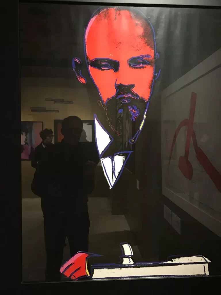 Lenin (Black). 1981 Катин (муж, в отражении, а потому тоже небелый). 2018.