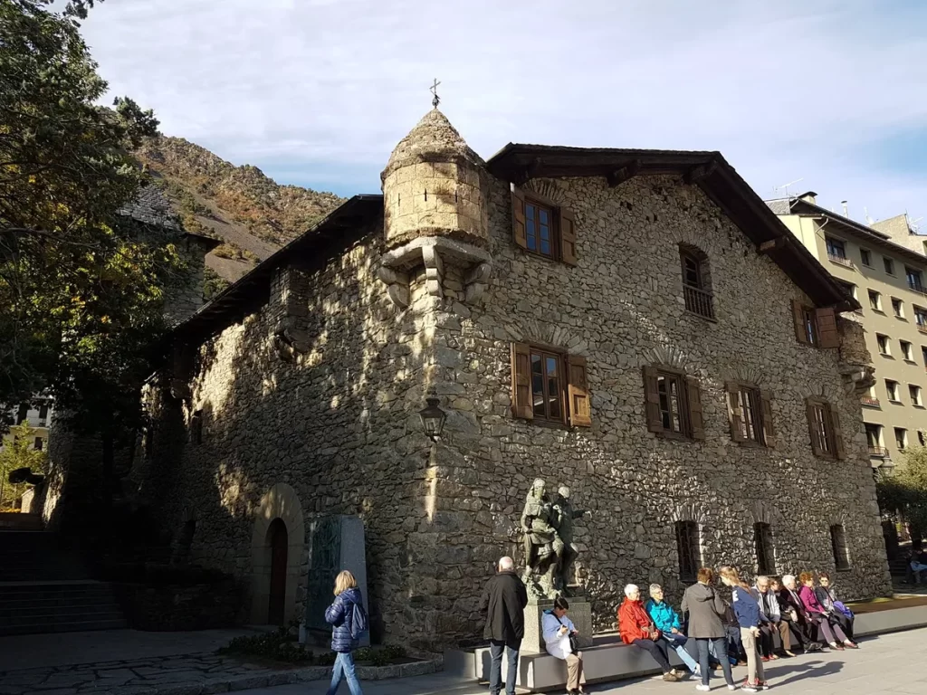 На главной площади Андорра-ла-Велла стоит Дом Долин - Casa de la Vall. 