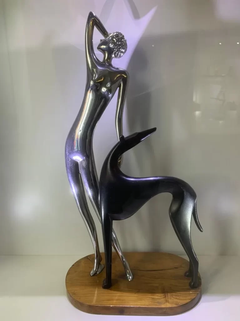 Mujer con galgo. Hagenauer. Metal cromado.