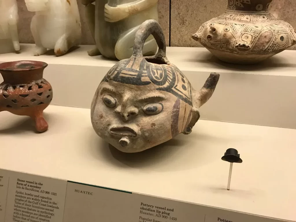 Pottery vessel and obsidian lip plug. Huaxtec, AD 900 Ацтекский сосуд с пробкой из обсидиана, вставлявшийся в губы.