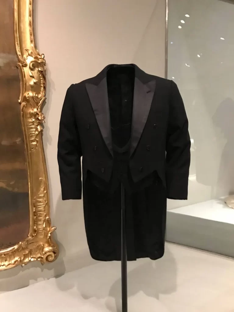 ...и его фрак / Frac (chaqueta y chaleco) / Tailcoat ensemble (jacket and waistcoat), 1920-1950.