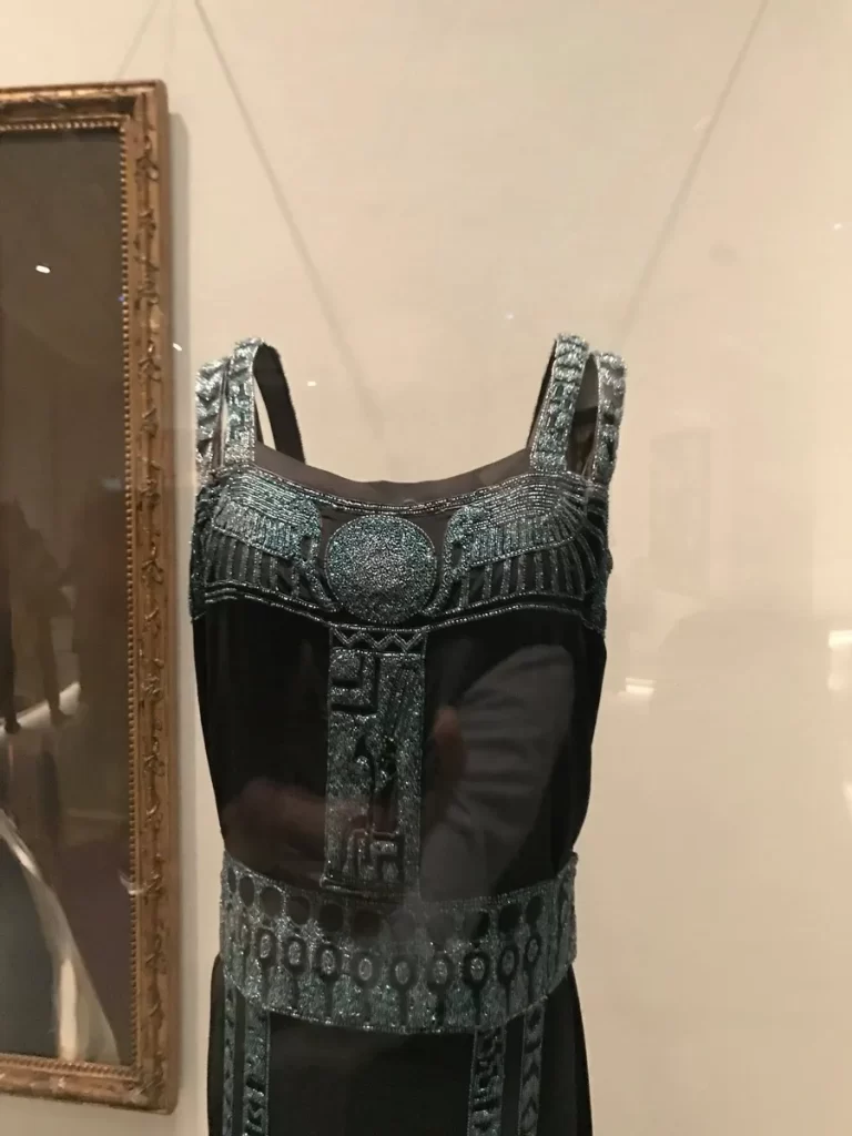 ...Madeleine Vilnnet, Evening dress / Vestido de noche, 1921, по-моему, один из лучших экспонатов выставки.