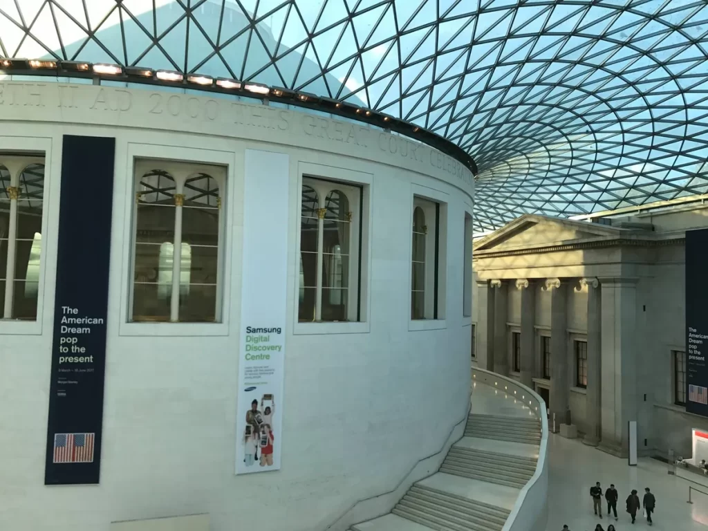 The new entrance hall of the Museum. Прекрасный входной зал Музея, построен лет 15 назад.