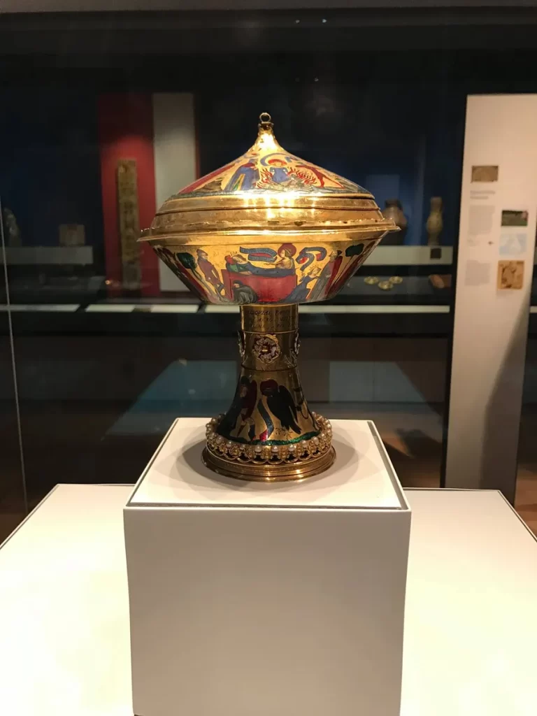 The Royal Gold cup, 1370, Paris Золото и эмаль, кубок с изображениями мученичества Св. Агнесы.