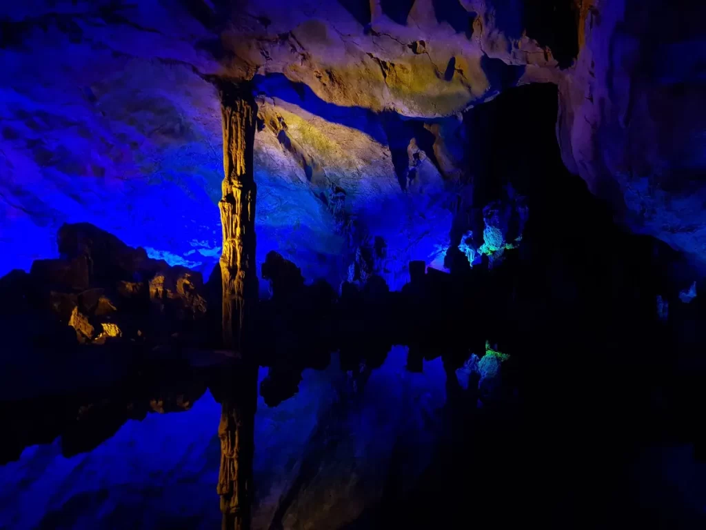 Пещера Тростниковой Флейты - Reed flute cave. Мы километров пять отмахали, по карте она рядом совсем с отелем, а оказалось...город-то на самом деле - громадный.