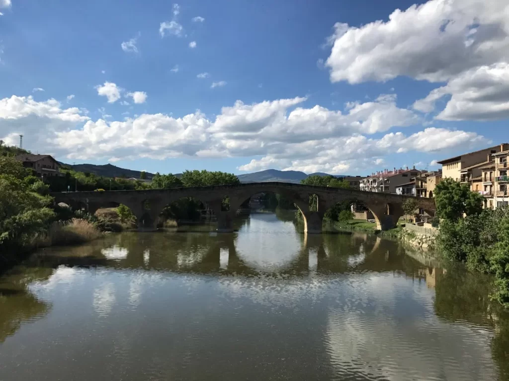 Puente la Reina. Мост XII века.