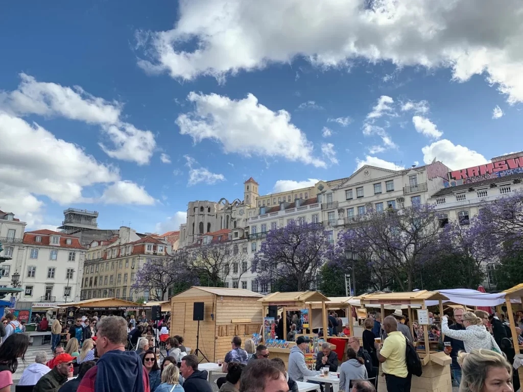 ярмарка на одной из главных площадей - Rossio.