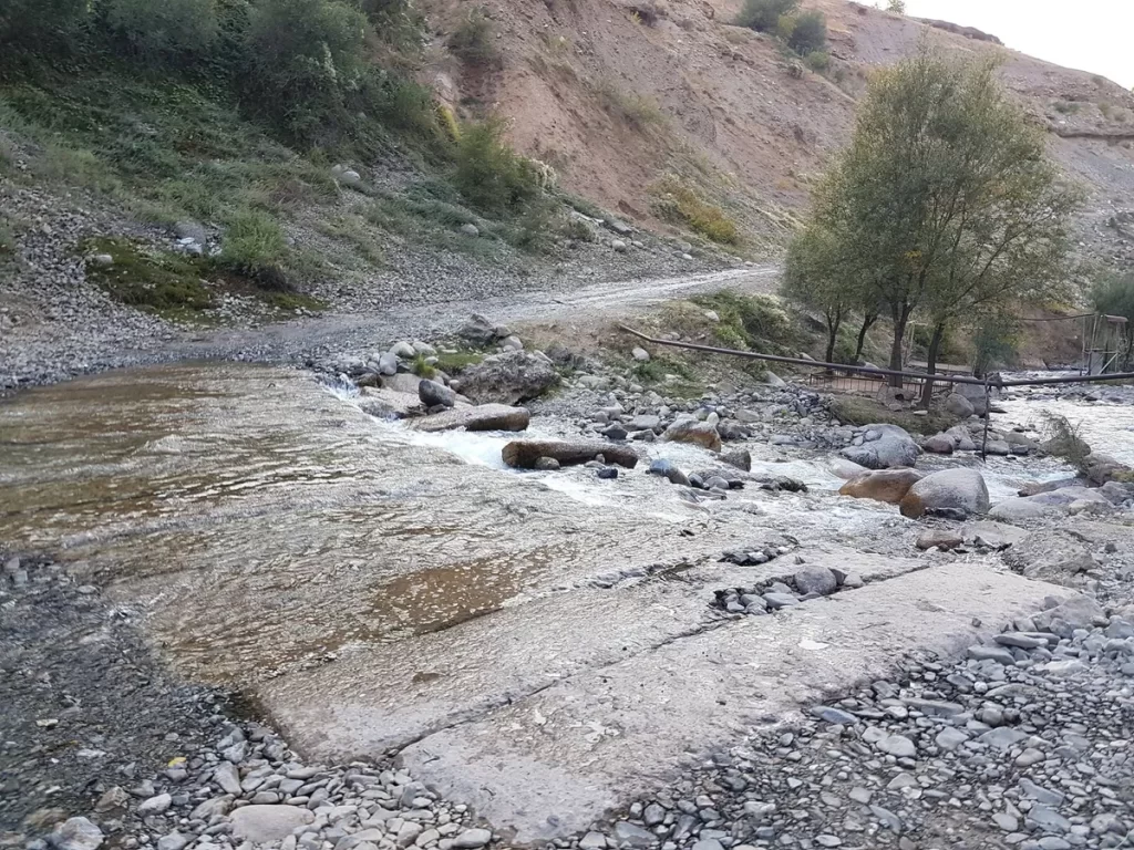 Вот такой вот брод через речку в районе Наная.