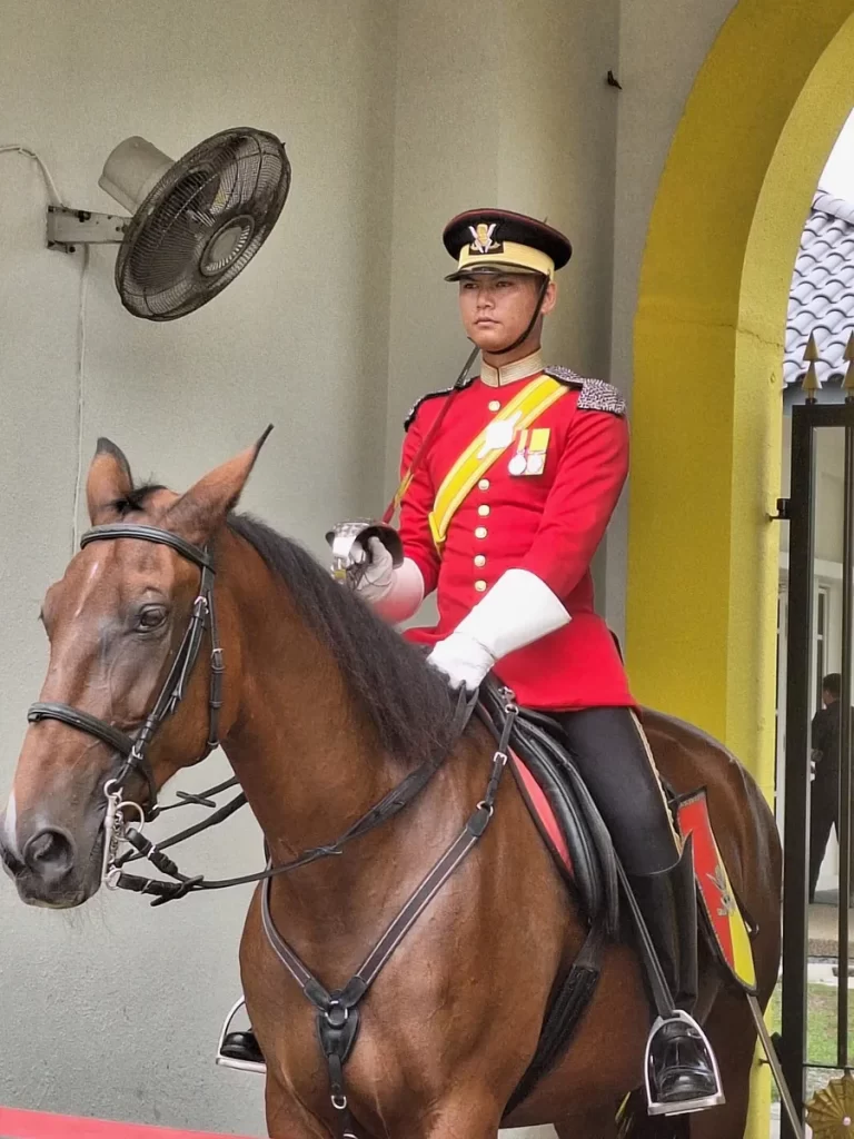 Охранитель Агонга. Около дворца Istana Negara. Красавец, а?!? Но у нас у Букингэма не хуже. 